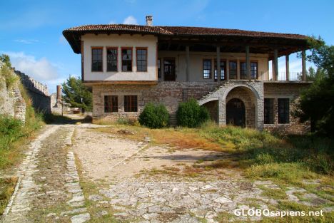 Postcard Berat (AL) - citadel, abandoned but lovely house