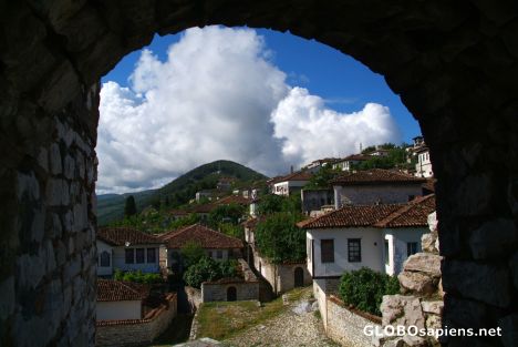 Postcard Berat (AL) - citadel, village through the gate