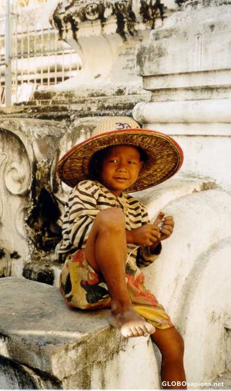 Postcard Local boy at the Shwedagon Pagoda (Rangoon)