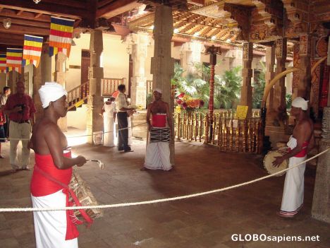 Postcard Kandyan drummers in Tooth Relic Temple