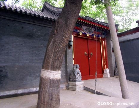 Postcard Rich entrance of a Siheyuan, Hutong