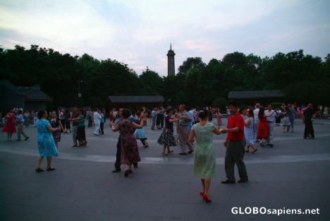 Postcard Chengdu (CN) - dancing in the park