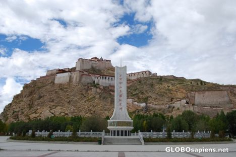 Postcard Gyantse Dzong and monument to Anti-British