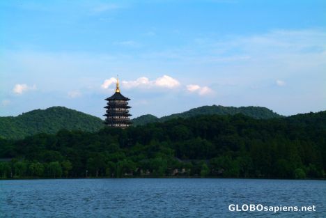 Postcard Hangzhou (CN) - Pagoda, lake, hills