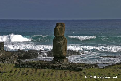Postcard Moai aislado en el ahu de Tahai cerca de Hanga Roa