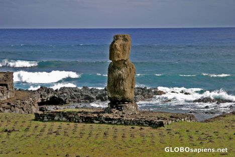 Postcard Moai aislado en el ahu de Tahai cerca de Hanga Roa