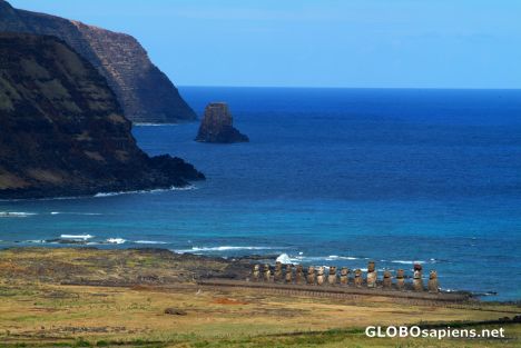 Postcard Tongariki and cliffs