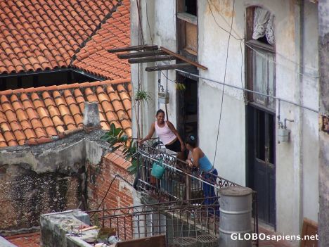 Gente en un balcon de la Havana Vieja