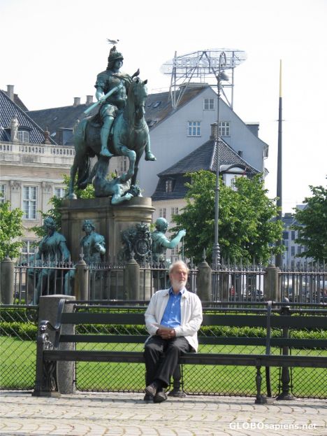 Postcard Old man in front of a statue