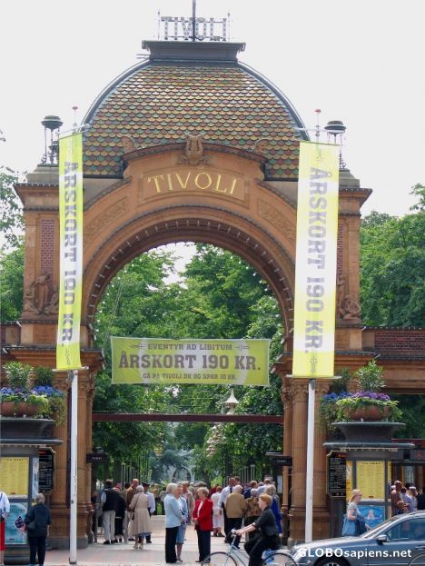 Postcard Entrance to Tivoli