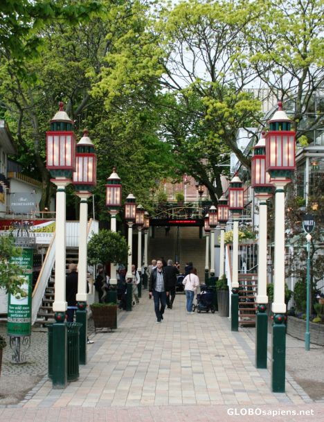 Postcard Tivoli; lamp posts leading to the side entrance