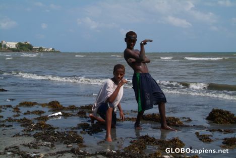 Postcard Djibouti City - Kids on beach