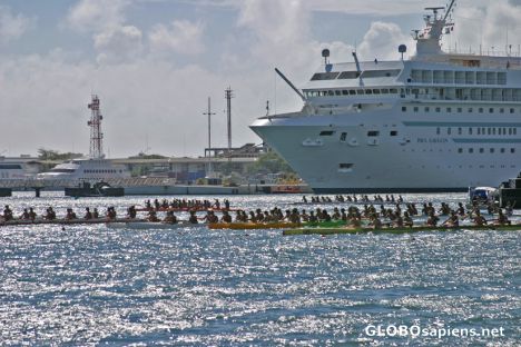 Postcard Papeete: July canoe races