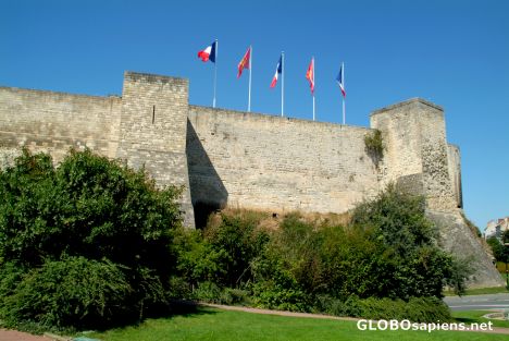 Postcard Caen - flags on the castle