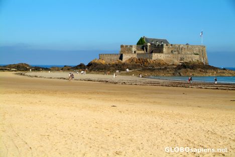 Postcard Saint-Malo - a fort on the beach