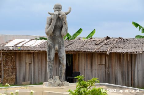 Postcard Libreville (GA) - naked statue