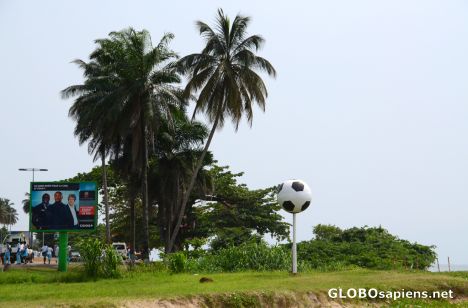 Postcard Libreville (GA) - the football statue
