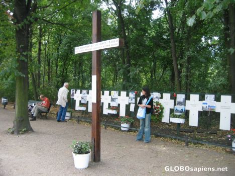 Postcard conmemorative Crosses in Berlin where the Wall was