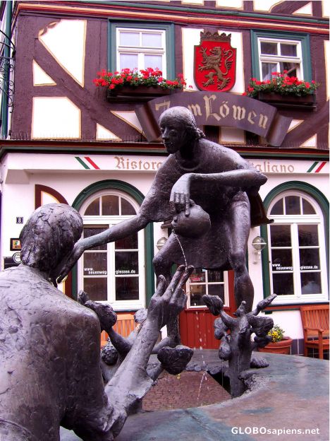 Postcard Fountain outside Zum Löwen