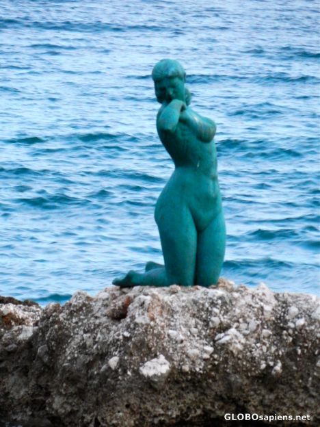 Postcard Statue of a woman on a rock in Podgora