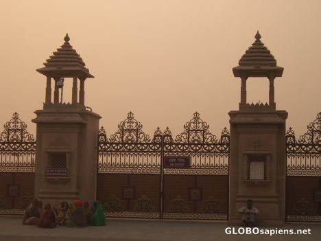 Postcard At the gates of the Akshardham temple at dawn