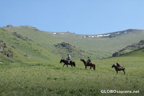 Postcard horseback towards Song-Kul