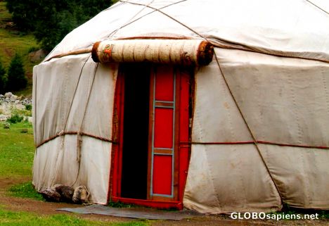 Postcard Barskoon - yurt entry