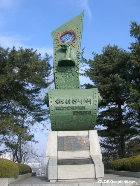 Postcard Monument to the War correspondents in Panmunjom
