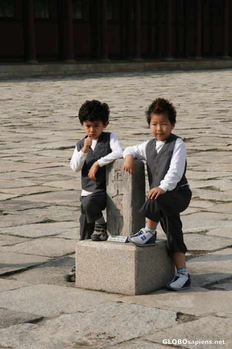 korean kids striking a pose!