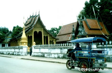 Postcard tuktuks adorn temple facades