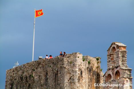 Postcard Budva (ME) - the flag on the citadel