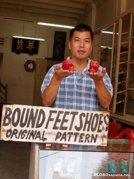 Postcard Wai Aik makes shoes for bound feet