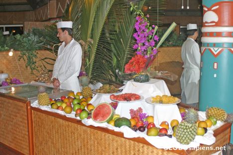Postcard Club Med Hienghene - Colourful fruit buffet