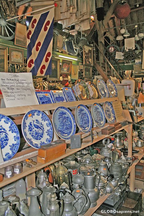 Postcard Second-hand market and fake Delft Blue