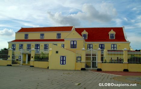 Postcard Willemstad (AN) - Otrabanda, yellow building
