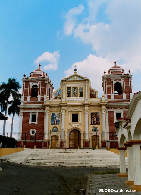 Postcard Leon (NI) - a colourful cathedral