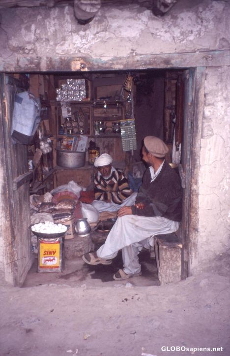 Postcard Skardu, Pakistan, Bazaar, Sharing the newest news