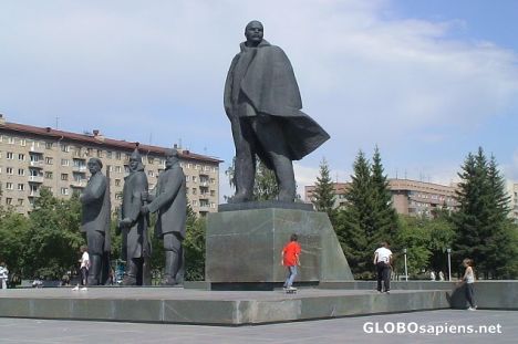 Postcard Giant monument of Lenin