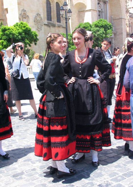 Postcard Spanish beauties ready to dance