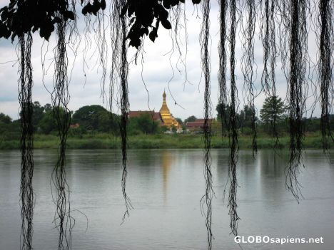 Postcard Wat Phra Borommathat  on the Chao Phraya River
