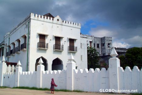 Postcard Zanzibar, Stone Town - white house & walls