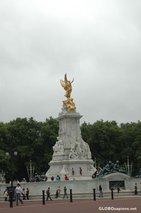 Postcard The Victoria Memorial, London.