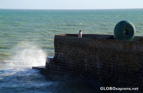 Postcard Brighton (GB) - sculpture on the wave breaker