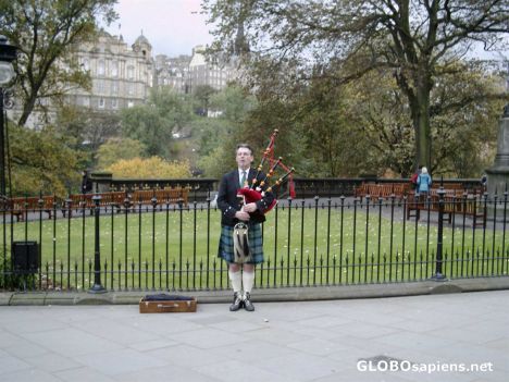 Postcard Bagpipe player in Edinburgh