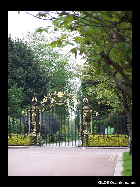 Postcard Gates of Queen Mary's Garden, Regent Park