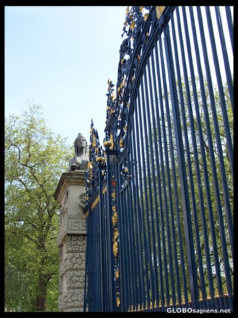 Postcard Gates to Buckingham Palace.