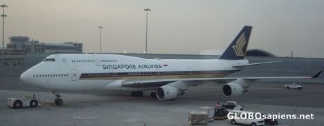 Postcard Singapore Airlines: Boeing 747-400 (9V-SMP)
