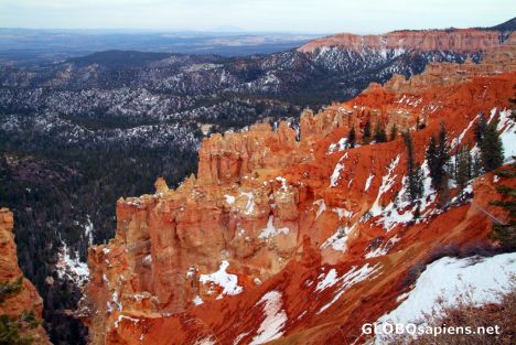 Postcard Bryce Canyon - Snow between pinnacles