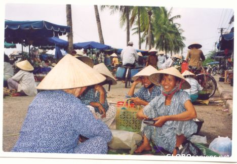 Postcard Women in the market