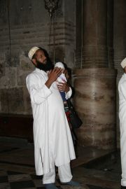 i placed this pic here, as i wanted to share that even muslims were paying respect @ Holy Sepulchre